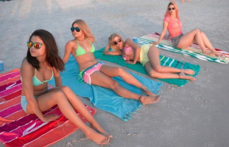 Selena Gomez (vlevo) s kamarádkami na pláži