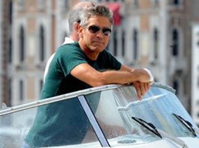 George Clooney už není sám