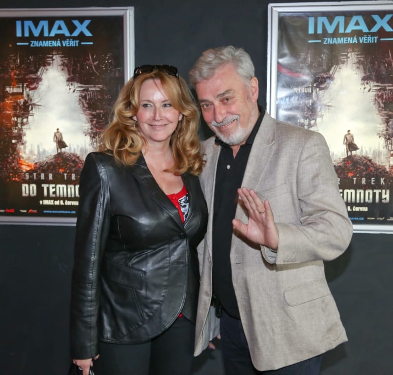 Na premiéru filmu Star Trek: Do temnoty v pražském kině IMAX dorazil i moderátor Jan Rosák s manželkou