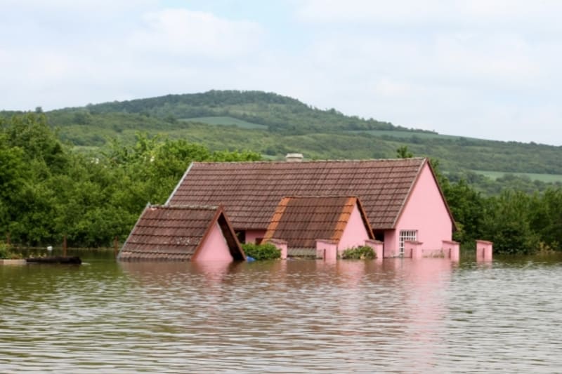 Některé domy v obci Křešice byly skoro celé pod vodou