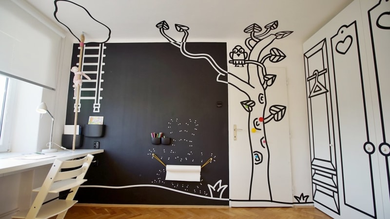 Jedna stěna je natřená tabulovou černí, děti mohou trénovat obtahování králíka, který jim drží papír na kreslení