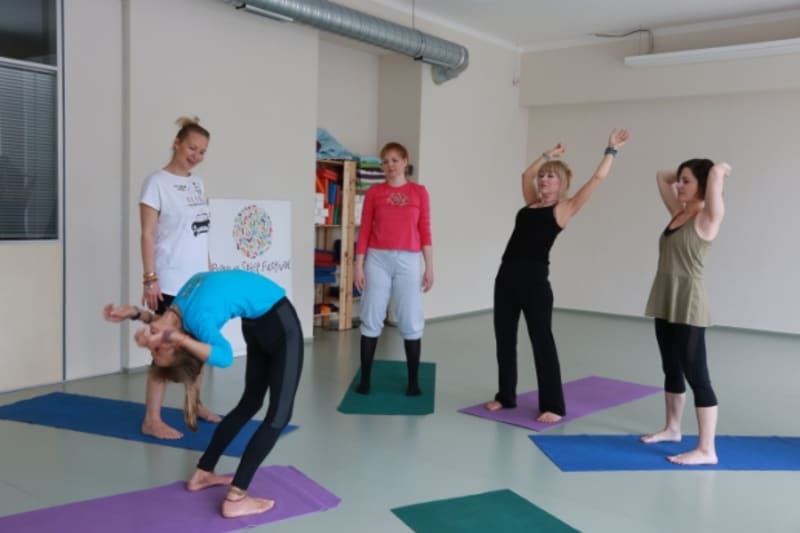 Kamila Špráchalová, Kristýna Janáčková a Kateřina Hrachovcová si zacvičily s australskou jogínkou Pa