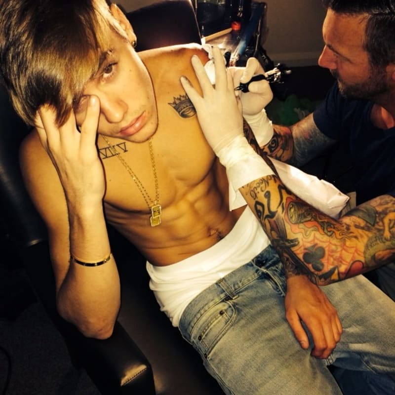 Justin Bieber při samotném tetování