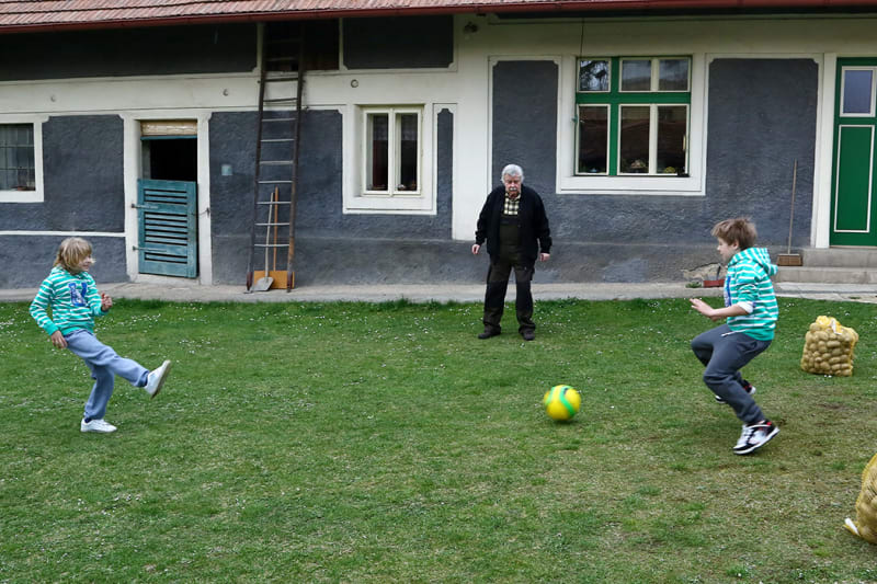 Pan Drozd hraje s dětmi Olgy fotbal