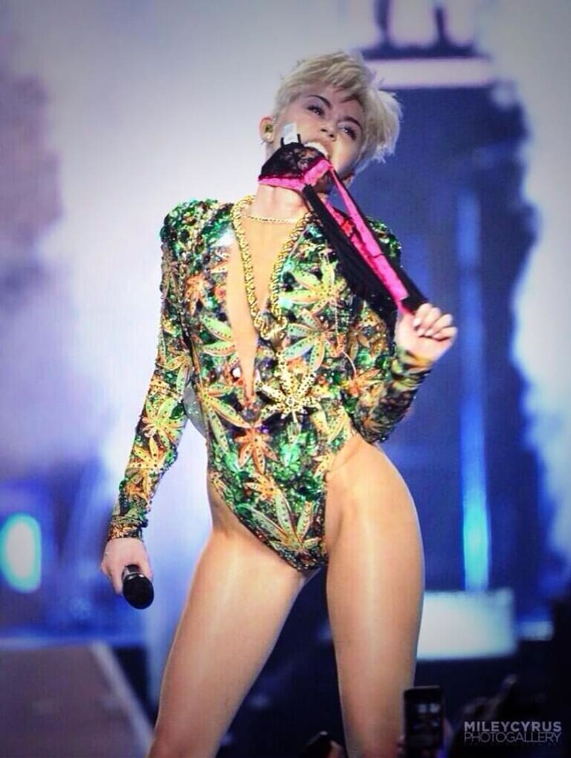 Miley Cyrus se nebojí to na pódiu rozjet