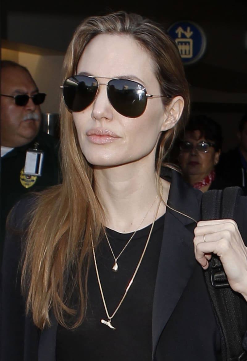 Prsteníček Angeliny Jolie zdobí záhadný prsten