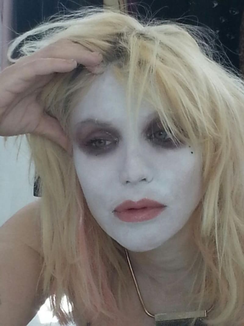 Zpěvačka v make-upu coby Gejša