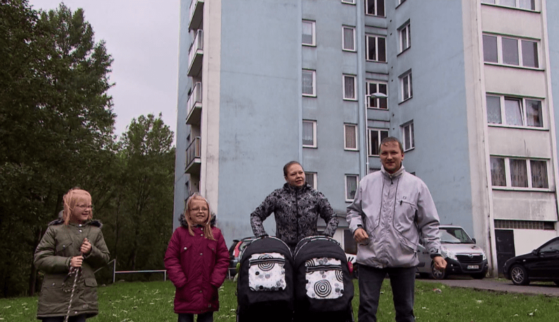 Vladimír Marek (31) žije s Dominikou Libánskou (29) v bytě 3+1 v Tanvaldu. Přestože mají spolu 4 děti, dvakrát dvojčata, nejsou manželé.