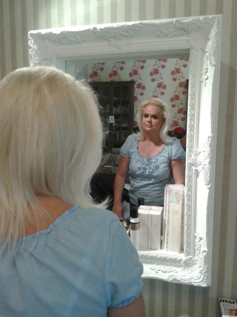 Sexy Monika Štiková před zrcadlem