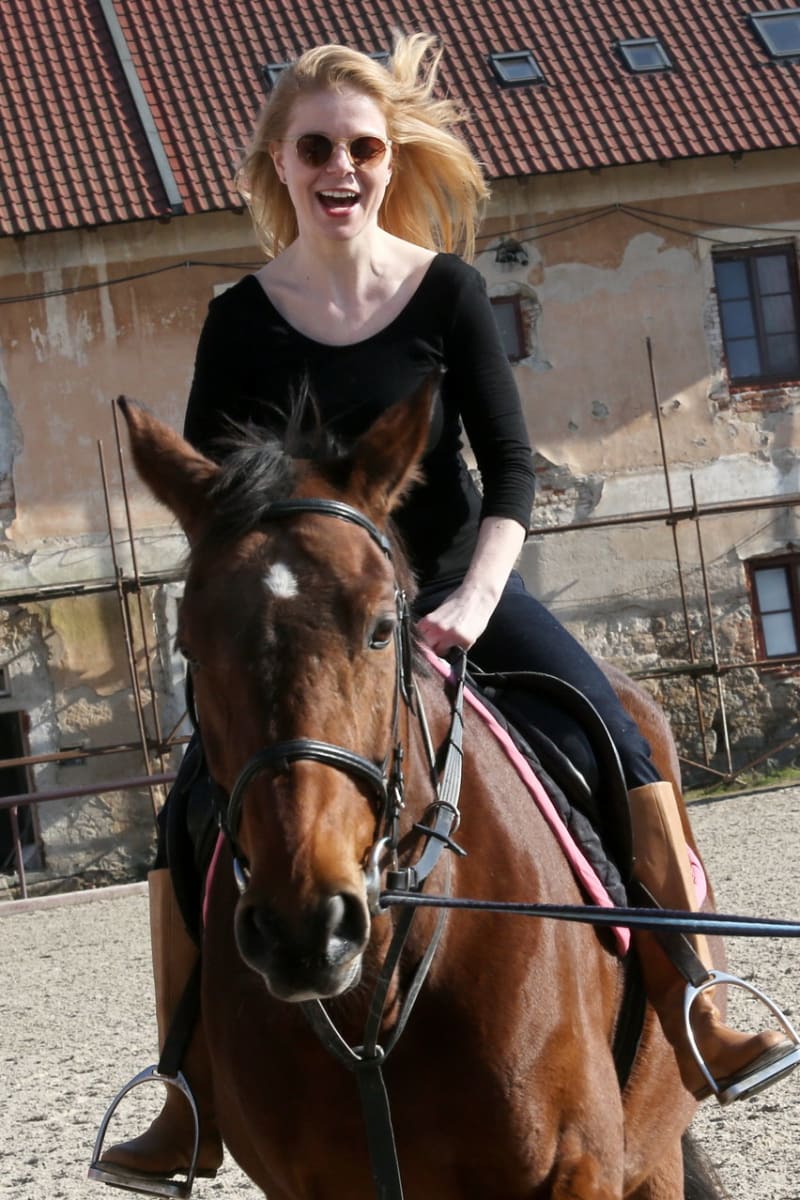 Monika jako dítě také chodila jezdit na koni. "Ale protože jsem byla prťavá, dlouho trvalo, než mě nechali se svézt," zavzpomínala v sedle.