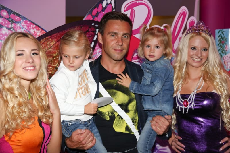 Roman Vojtek s dětma si přítomnost Barbie girls docela užíval