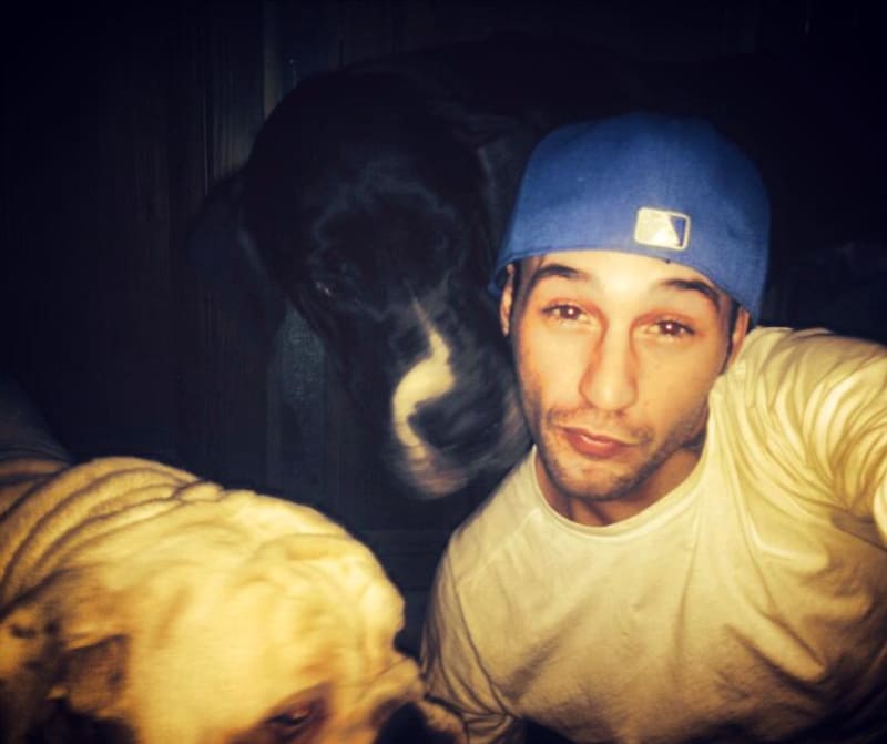 Sámer Issa se svými psími miláčky