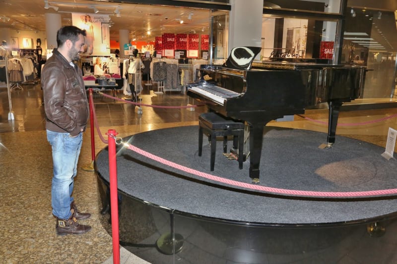 Po procházce obchodním centrem, upoutá Vaška klavír, který sám hraje