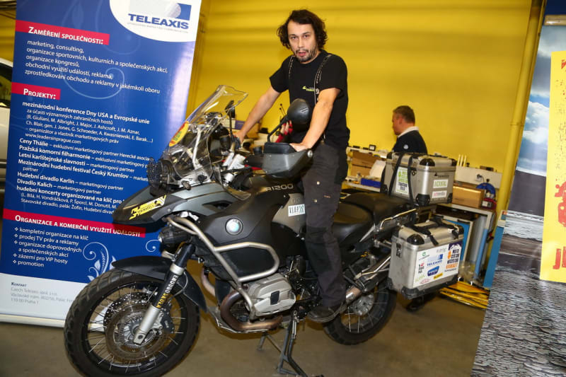 Pavel Liška a jeho kolegové musí na cestách řešit také zabavené motorky.