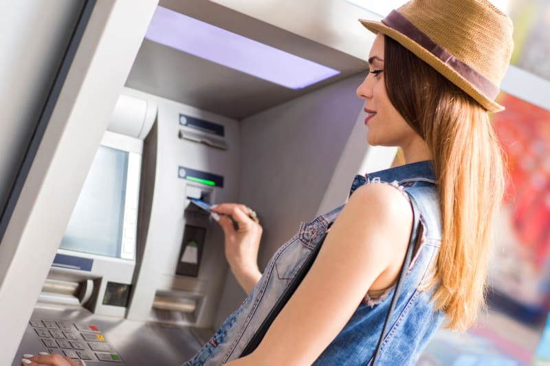 Výběr hotovosti z bankomatu