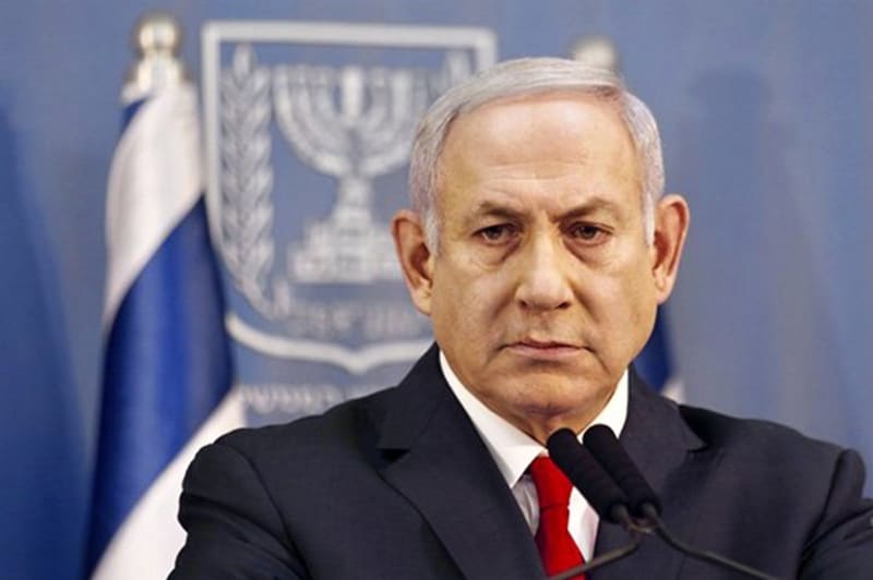 Izraelský premiér Benjamin Netanjahu v neděli večer podstoupí operaci kýly.