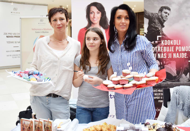 Evu Čížkovskou a její „workshop“ malování vajíček přišla podpořit také herečka Kristýna Frejová s dcerou