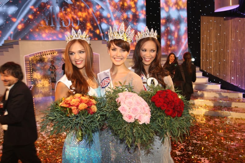 Vítězky soutěže Česká Miss 2013: Gabriela Kratochvílová (uprostřed), Lucie Kovandová a Monika Leová