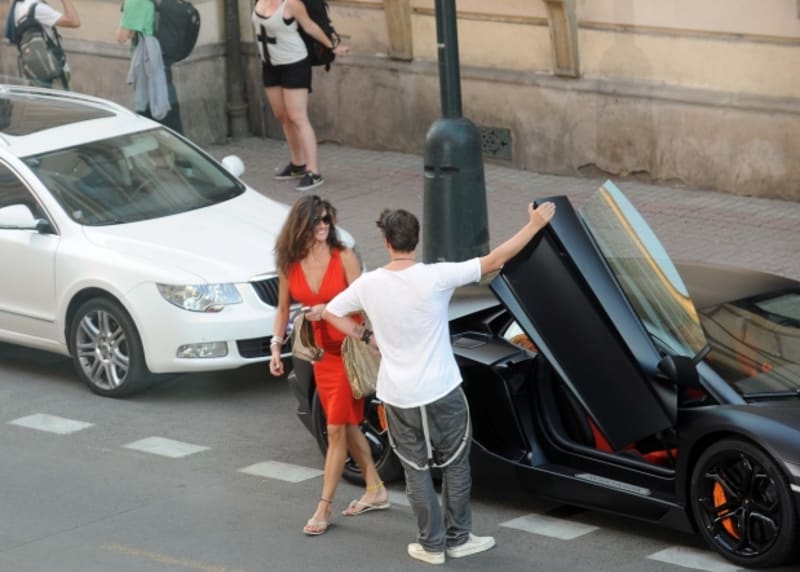 Leoš Mareš vždy otvírá jako správný gentleman své přítelkyni dveře od auta