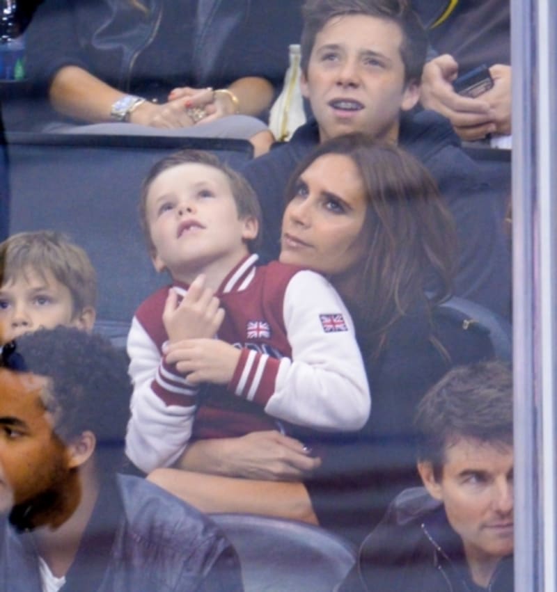 Victoria Beckham s dětmi sleduje zápas NHL
