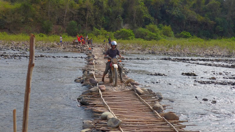 Cesta vedla i řekou. Laos