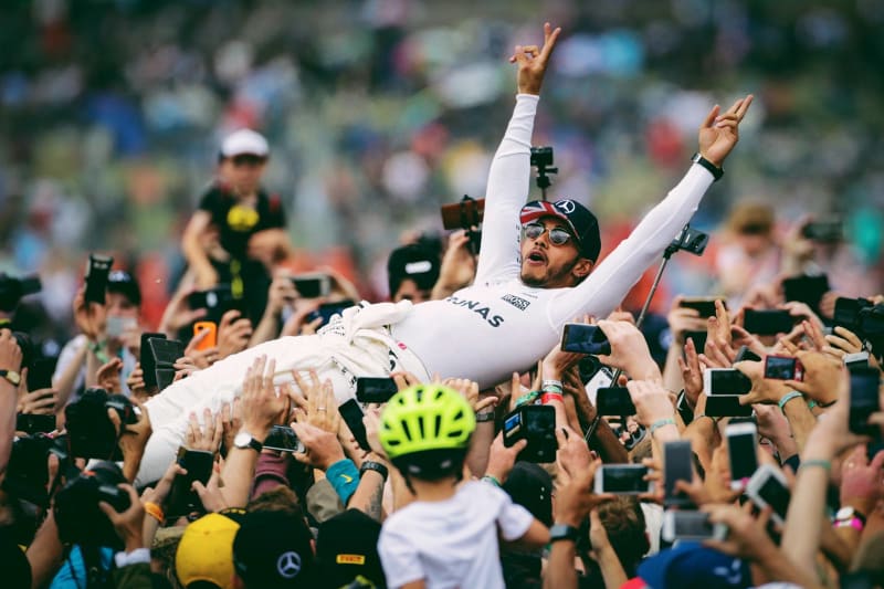 Lewis Hamilton oslavil vítězství na Velké ceně Francie
