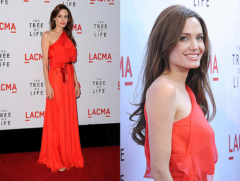 Angelina zvolila ve stejném roce stejné šaty, jen ve výrazné červené. A vypadá fantasticky!