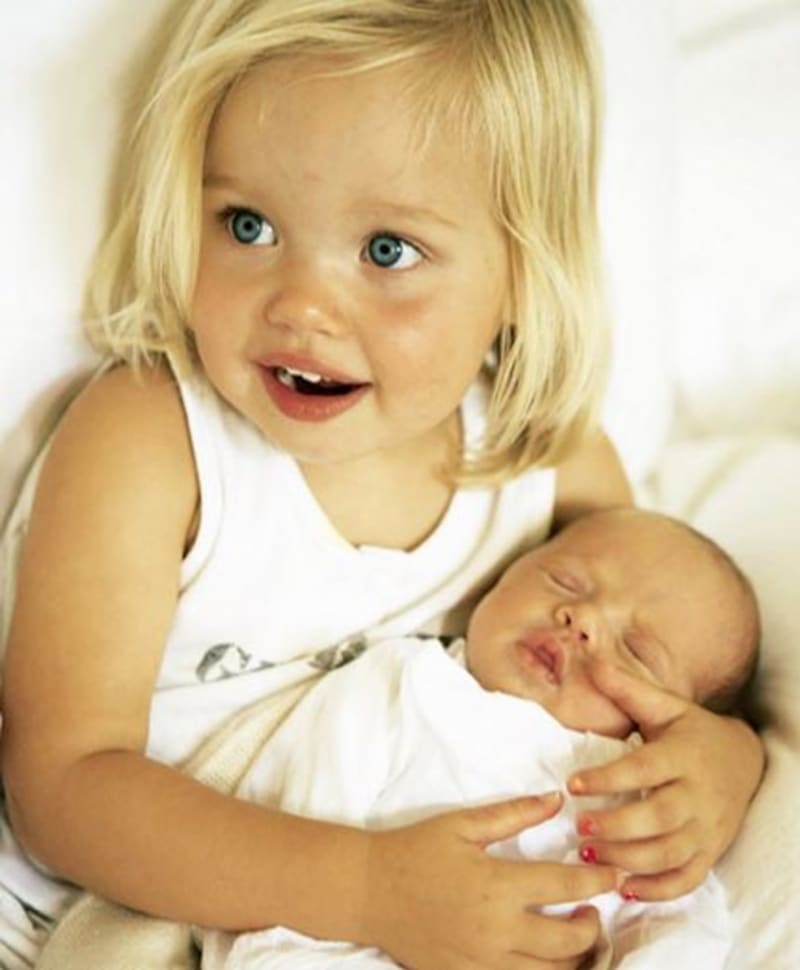 Shiloh Jolie Pitt má slavné příjmení po otci Bradu Pittovi a matce Angelině Jolie. Holčička je roztomilost sama. Celkem má malá Shiloh pět sourozenců, tři z nich slavný pár adoptoval. Jejich velkou šťastnou rodinou by se mohl inspirovat každý.