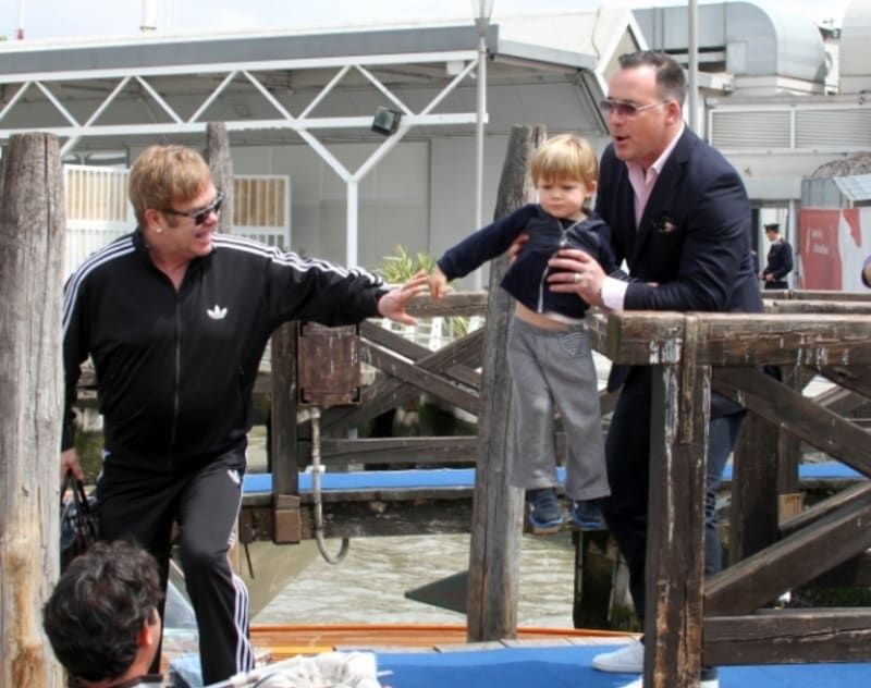 Elton John (vlevo) a David Furnish si i s dětmi udělali výlet do Benátek
