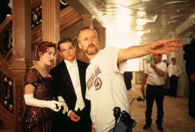 S Kate Winslet a režisérem Jamesem Cameronem při natáčení Titanicu