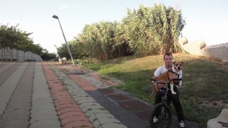 Josef Pizinger občas sveze na kole i svého psa