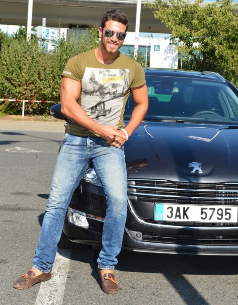 Ali Hammoud rád pózuje u hezkých aut