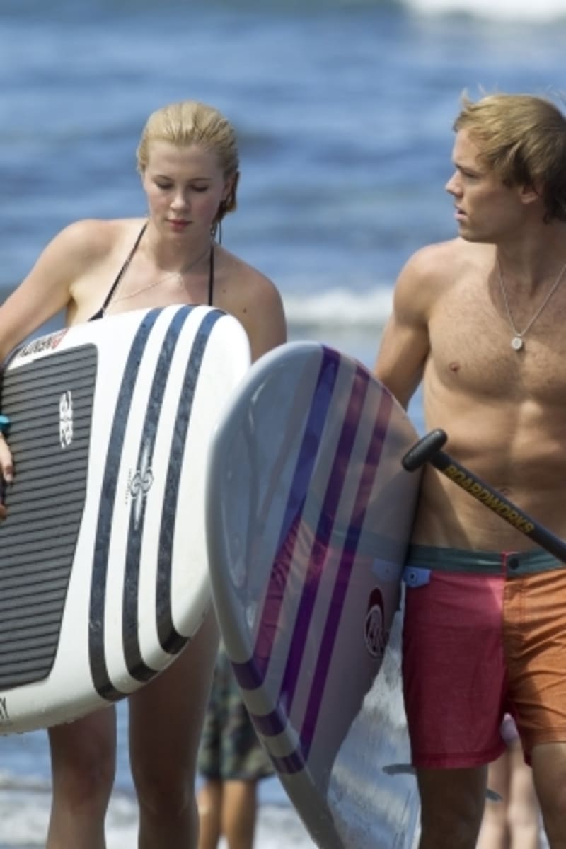 Ireland, dcera Kim Basinger a Aleca Baldwina se svým přítelem Slaterem tráví volné chvíle na Havaji