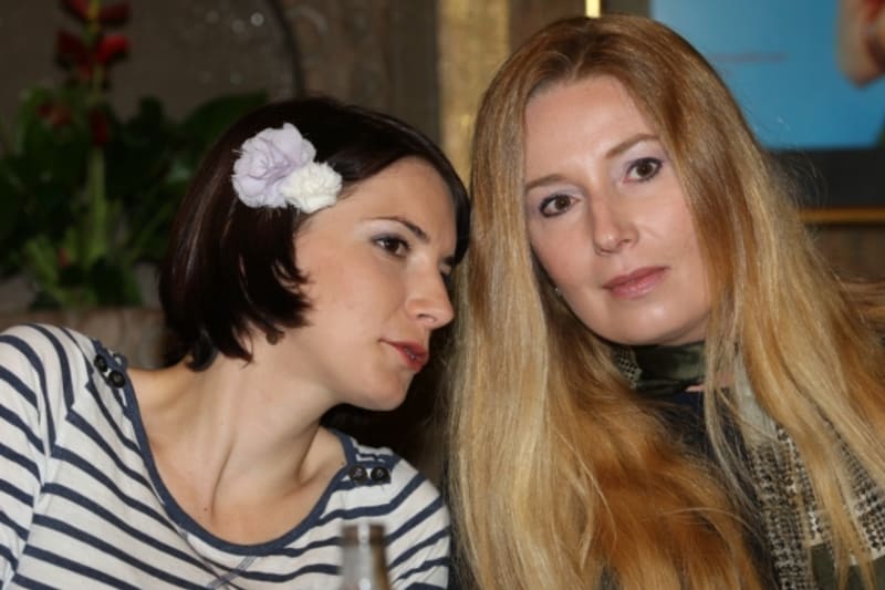 Dorota Nvotová s režisérkou a scénáristkou Vendulou Bradáčovou.
