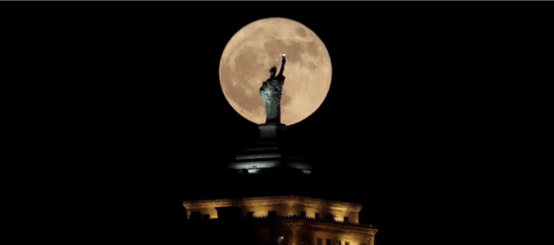 Superměsíc nad replikou Sochy Svobody, která zdobí jednu z budov v centru amerického Buffala