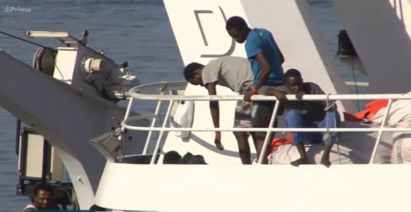 Itálie a Malta odmítly vpustit do přístavu loď záchranářů s migranty 3