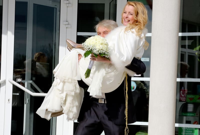 Iveta Bartošová vypadala na svatbě štastně