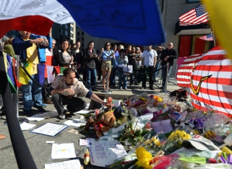 Lidé po bombovém útoku v Bostonu uctili mrtvé (1)