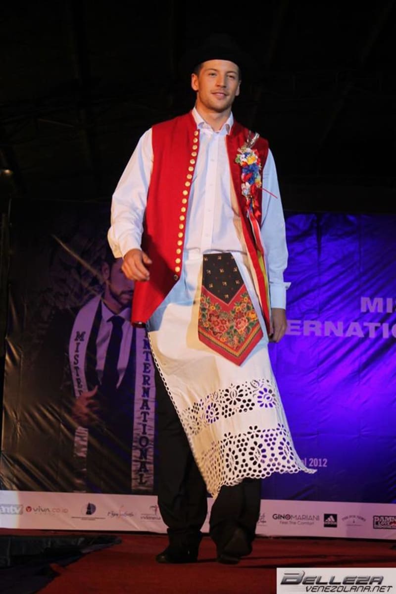 Antonín Beránek si v Indonésii oblékl i kroj
