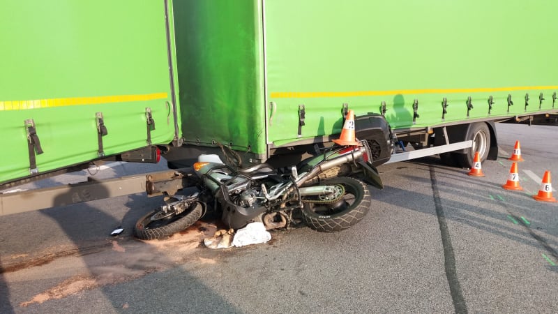 Tragická nehoda motorkáře a náklaďáku na jihu Čech 