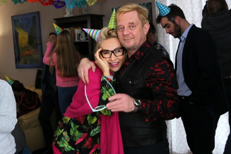 Petr Čtvrtníček s Kateřinou Kairou Hrachovcovou během natáčení seriálu Krejzovi. 