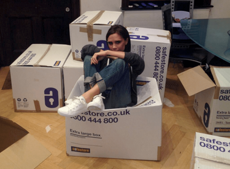 Victoria Beckham vlastnoručně balí vytříděné oblečení