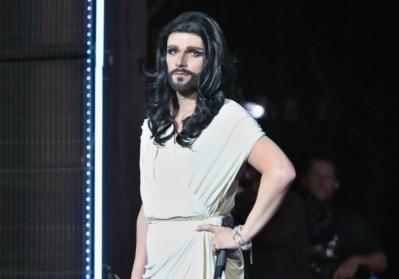 Leoš Mareš jako transvestita Conchita Wurst, nejnovější vítěz Eurovize