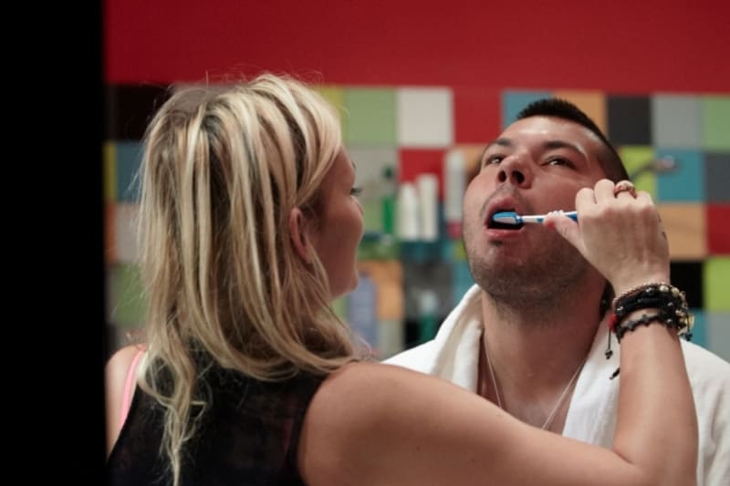 Eva čistí Mirkovi zuby