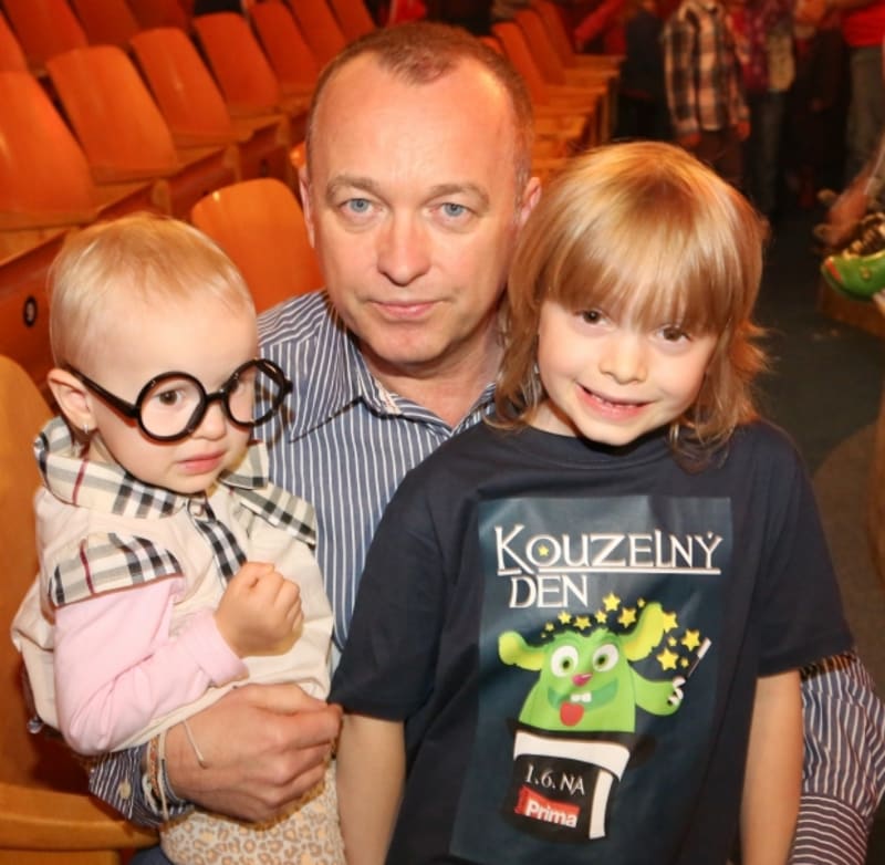 Karel Voříšek, moderátor večerních zpráv na Prima Family, přivedl do divadla neteř Janičku a synovce Štefana.