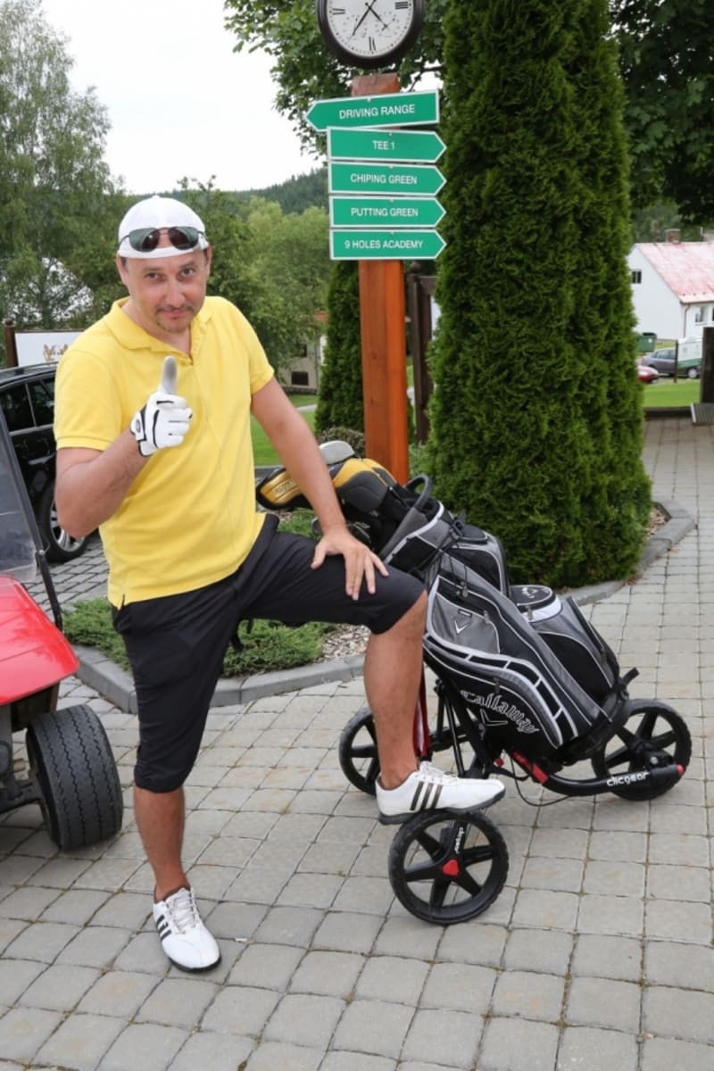 Marián Vojtko vyrazil na green jako golfista. Po skončení turnaje se tulil k modelce s největšími silikony v Česku Julii Zugarové