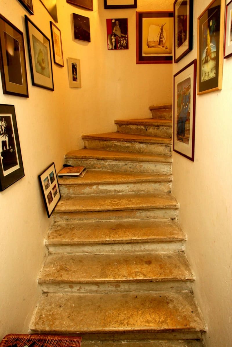 Krásné schody doplňují obrázky
