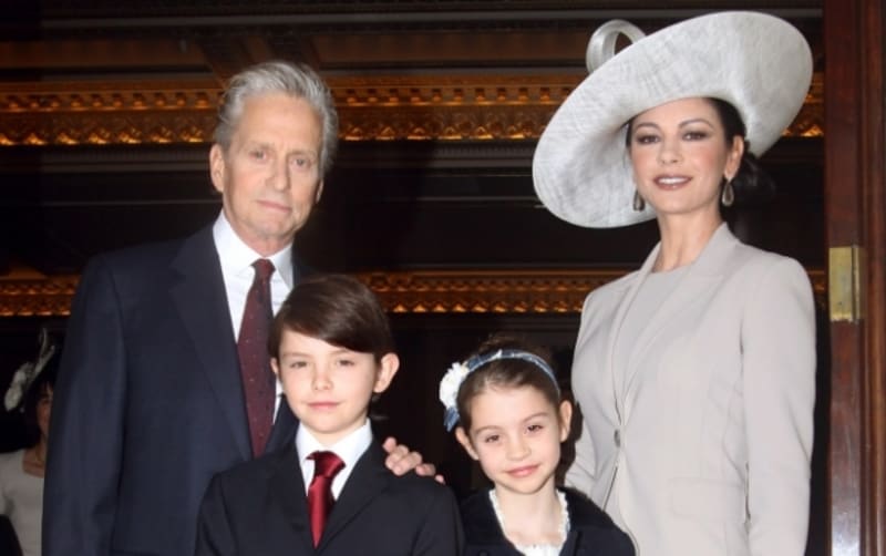 Catherine Zeta-Jones s manželem Michaelem Douglasem, synem Dylanem a dcerou Carys v Buckinghamském paláci v Londýně.