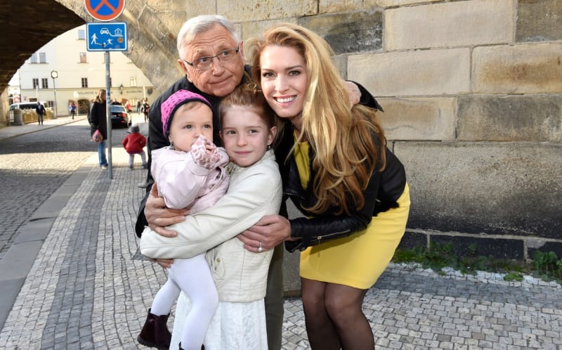 Manželé Menzelovi s dcerami