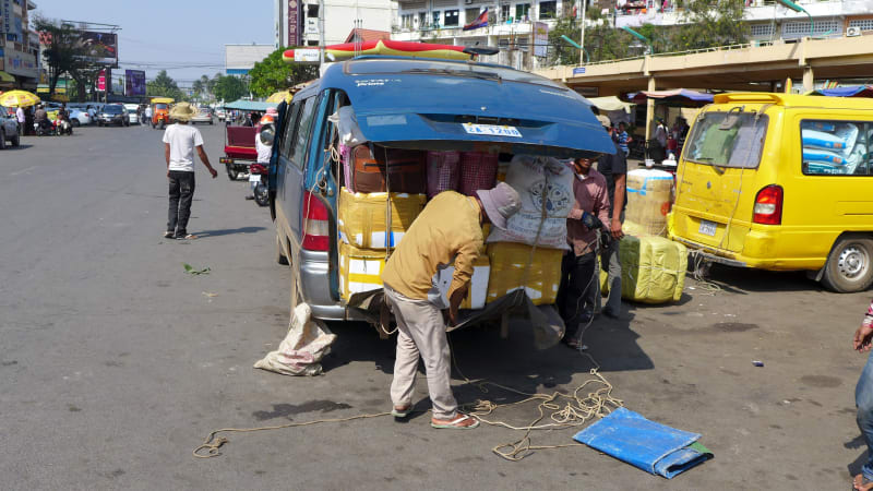 Do kufru se vejde vše, stačí mít jen dostatek provazu. Kambodža